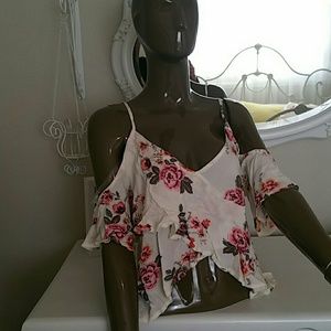 NWT Beautiful cold shoulder crop top